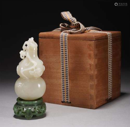 A WHITE JADE GOURDS-SHAPED VEIWS VASE