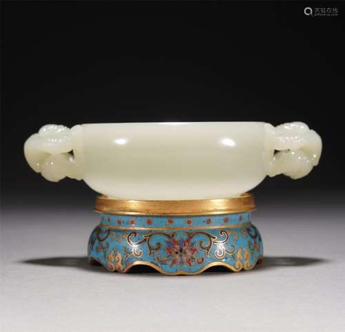 A WHITE JADE DOUBLE HANDLES CENSER