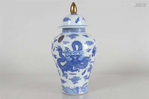 A Chinese Lidded Dragon-decorating Detailed Blue and White P...