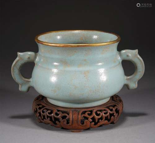 A CELADON GLAZE PORCELAIN CENSER