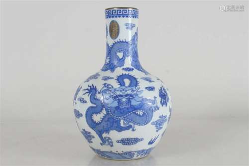 A Chinese Dragon-decorating Detailed Porcelain Fortune Vase