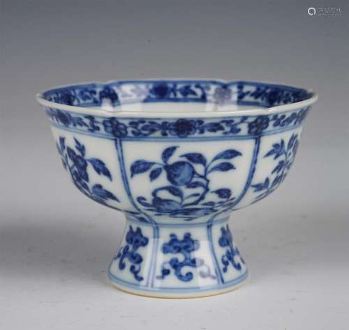 A BLUE AND WHITE PORCELAIN STEM BOWL