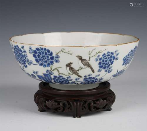 A BLUE AND WHITE PORCELAIN FLOWERS BOWL