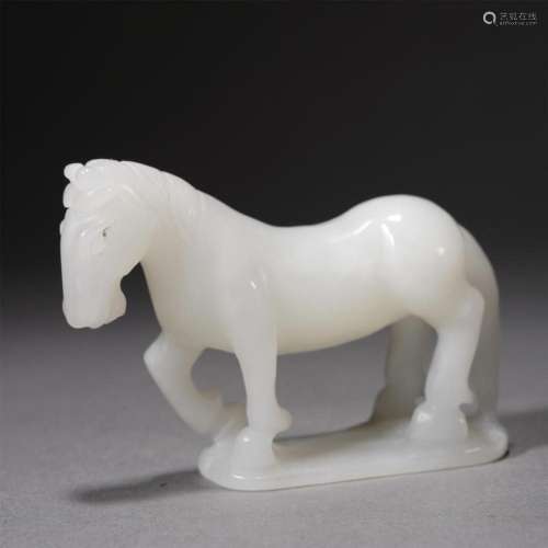A WHITE JADE HORSE ORNAMENTS