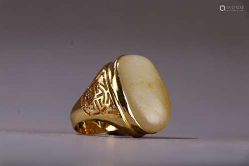 Silver and gold inlaid jade ringSize: 3.6 cm long, 2.9 cm wi...