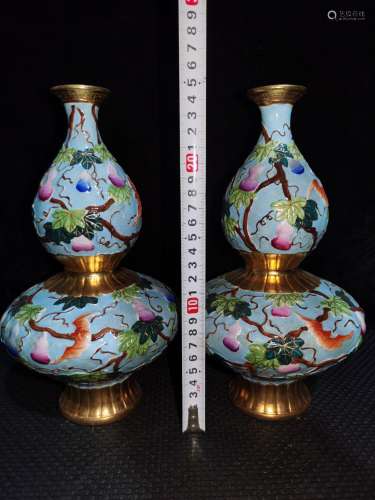 , carving a hand-drawn live figure gourd bottle a pair