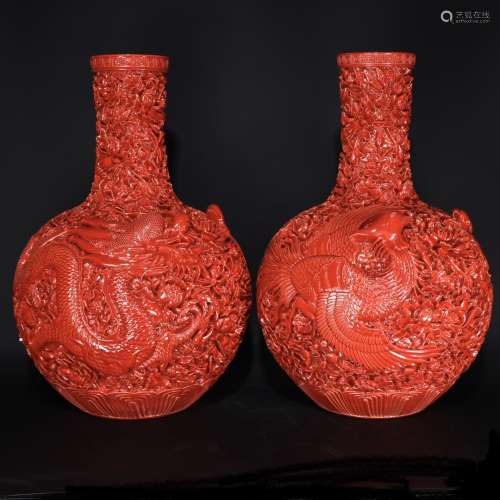清乾隆珊瑚红浮雕龙凤纹天球瓶