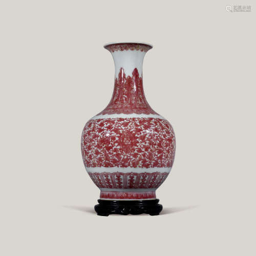清中期 釉里红缠枝莲纹瓶