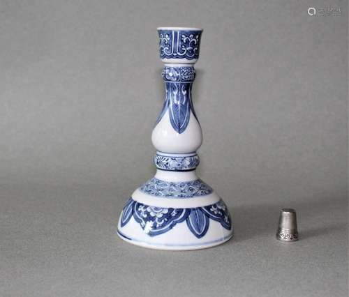 Chine : Bougeoir en porcelaine Bleu/Blanc- Période Kangxi Ci...