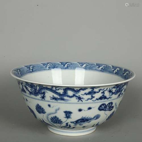 CHINESE BLUE-AND-WHITE BOWL DEPICTING 'FISH AMONG PONDWE...