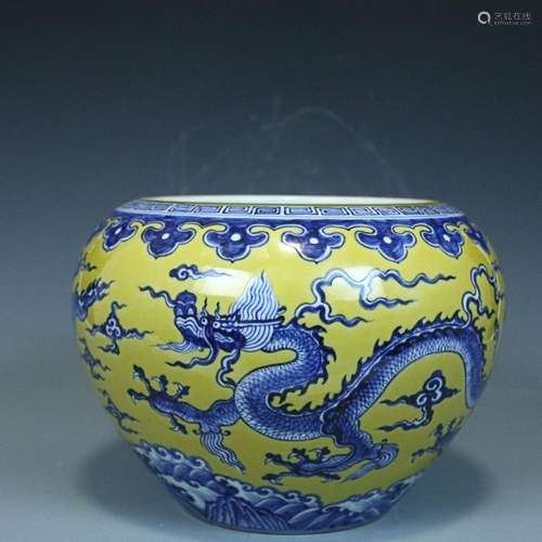 CHINESE YELLOW-GROUND BLUE-AND-WHITE CROCK DEPICTING 'DR...