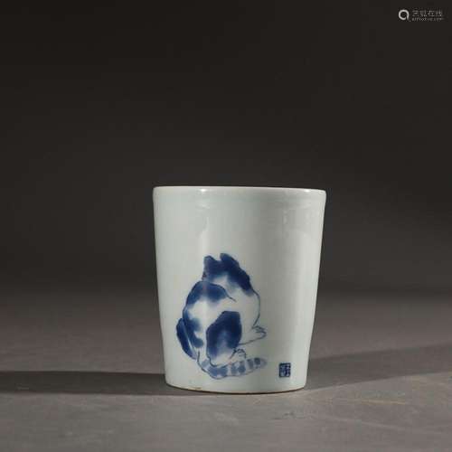 CHINESE BLUE-AND-WHITE CUP DEPICTING 'CAT'