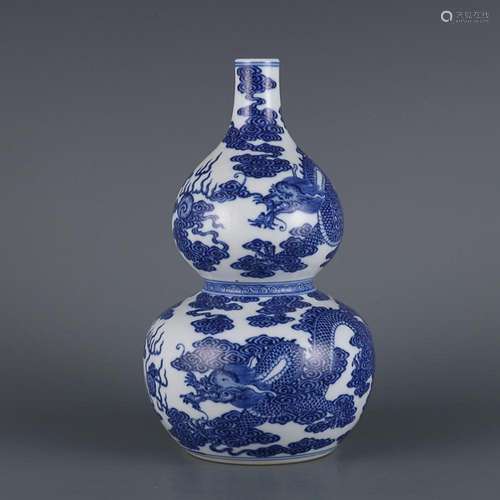 CHINESE BLUE-AND-WHITE DOUBLE-GOURD VASE DEPICTING 'DRAG...