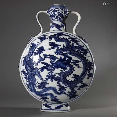 CHINESE BLUE-AND-WHITE HANDLED VASE DEPICTING 'DRAGON AN...