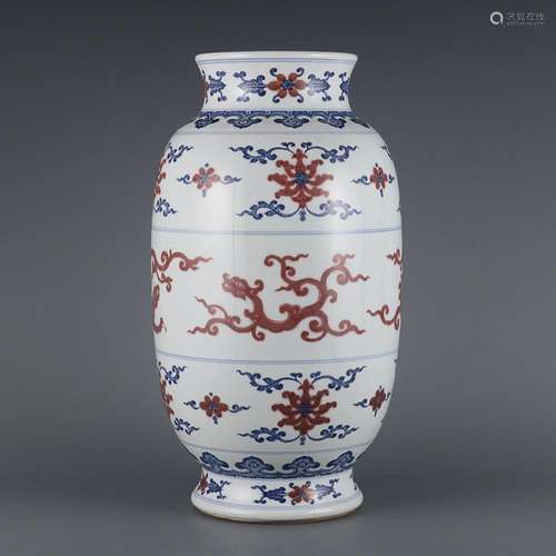 CHINESE BLUE-AND-WHITE UNDERGLAZE-RED VASE DEPICTING 'DR...