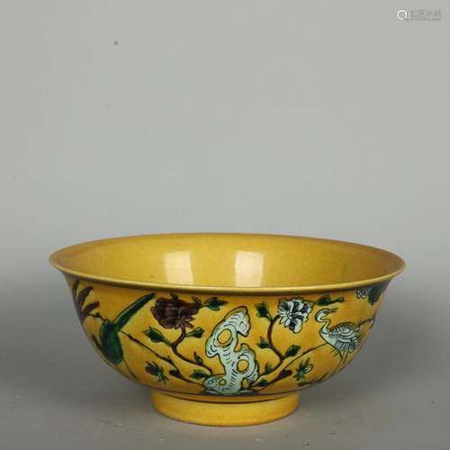 CHINESE YELLOW-GROUND DOUCAI BOWL DEPICTING 'PEACOCK'...