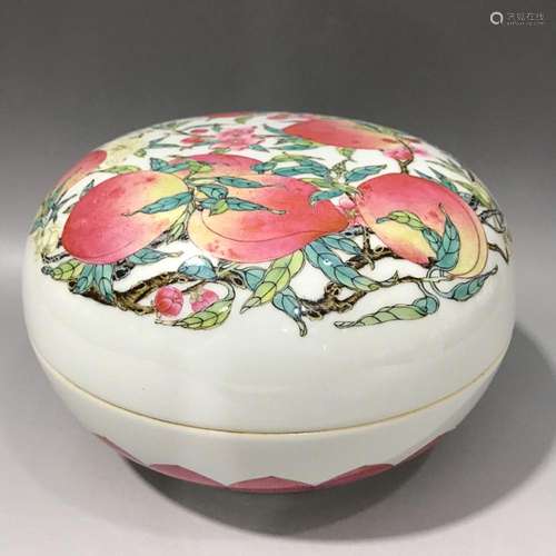 CHINESE FAMILLE-ROSE BOX DEPICTING 'PEACH', 'QIN...