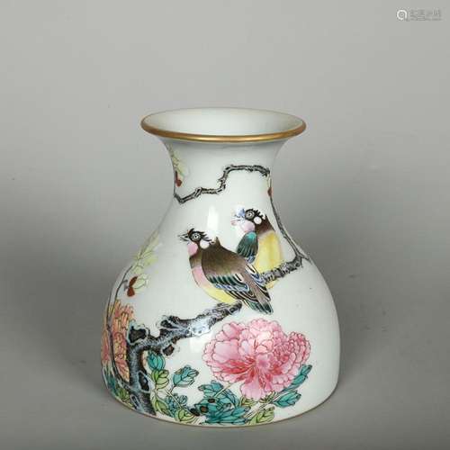 CHINESE FAMILLE-ROSE POMEGRANATE-FORM VASE DEPICTING 'BI...