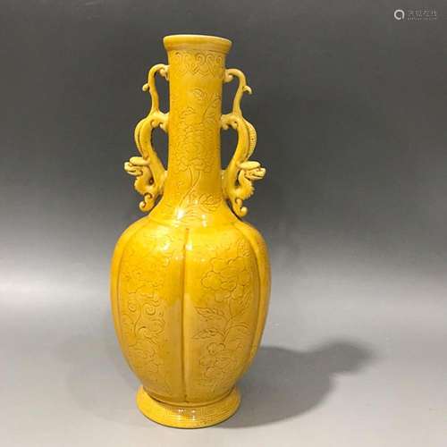 CHINESE YELLOW-GLAZED HANDLED VASE, 'QING YONGZHENG'...