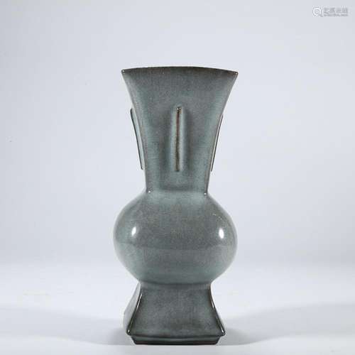 CHINESE GUAN-WARE HANDLED VASE WITH 'CRACKLE'