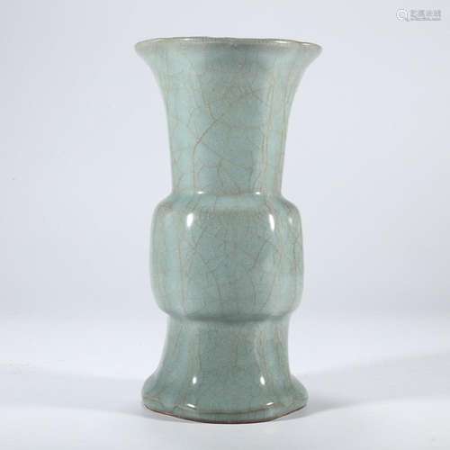 CHINESE GUAN-WARE VASE WITH 'CRACKLE'