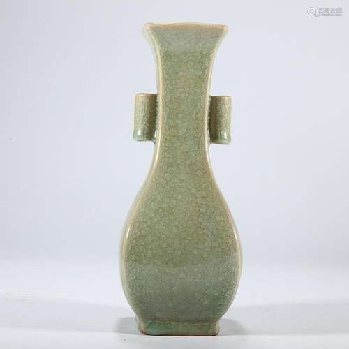 CHINESE LONGQUAN-WARE LOOP-HANDLED VASE WITH 'CRACKLE...