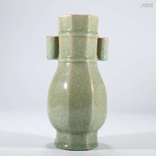 CHINESE LONGQUAN-WARE LOOP-HANDLED VASE WITH 'CRACKLE...