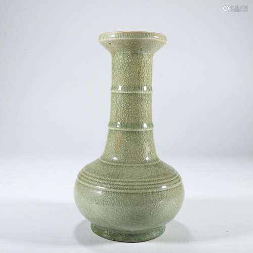 CHINESE LONGQUAN-WARE VASE WITH 'CRACKLE'