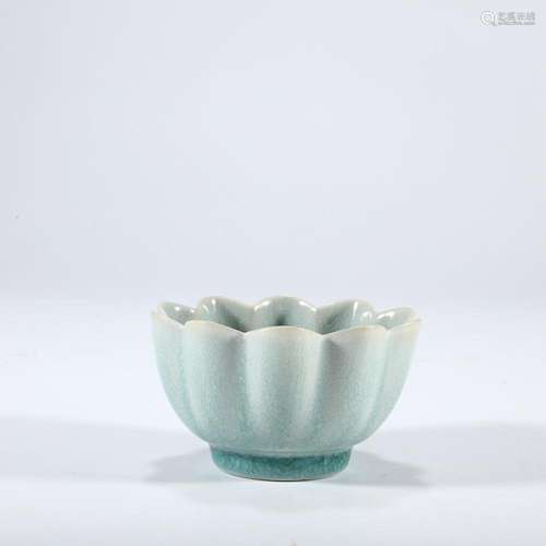 CHINESE RU-WARE LOTUS-FORM CUP WITH 'CRACKLE'