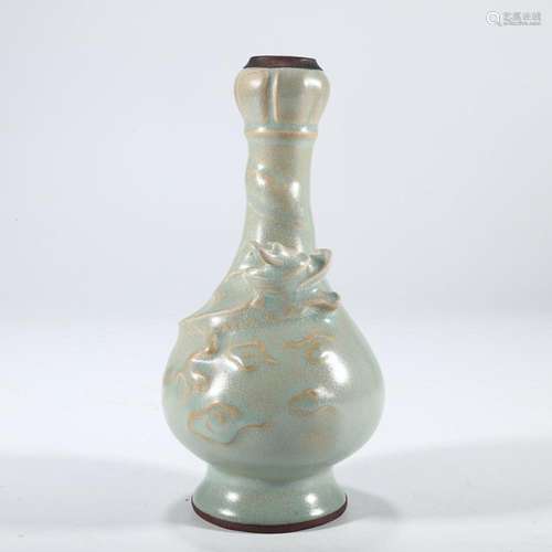 CHINESE RU-WARE VASE DEPICTING 'DRAGON' AND 'CRA...