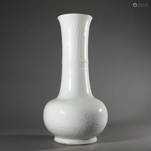 CHINESE WHITE-GLAZED LONG-NECK VASE DEPICTING 'FLORAL...