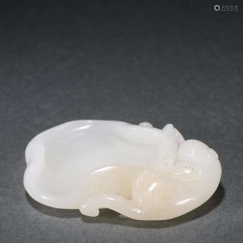 Hetian jade benevolent pen licking a lotus leaf.Specificatio...