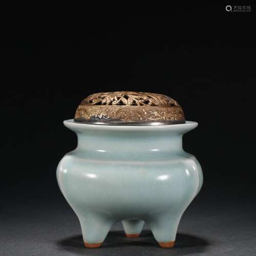 Longquan celadon three feet by furnace.Specification: high 1...