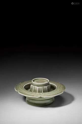 北宋初 10至11世纪 越窑青釉刻莲纹盏托