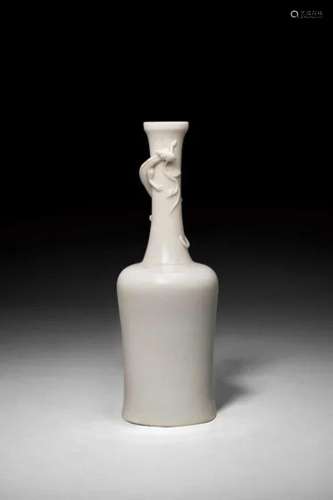 清康熙 17世纪 德化白釉堆塑螭龙纹瓶