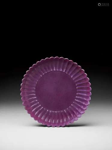 清雍正 紫釉菊瓣盘