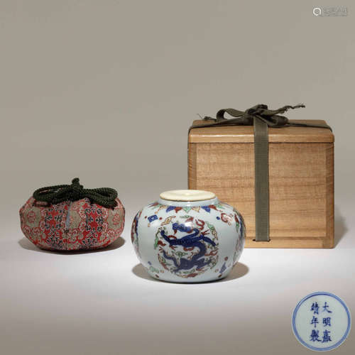 明嘉靖 五彩團龍紋罐