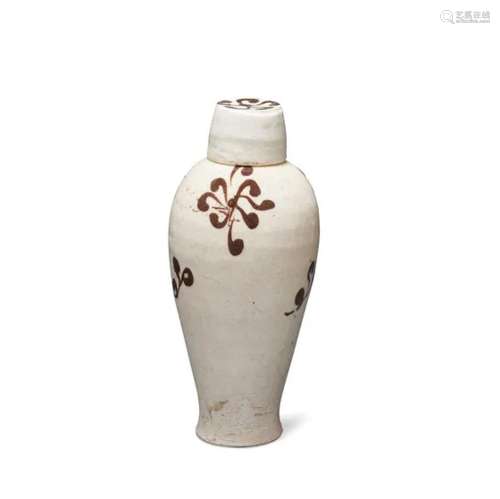 中国 北宋/金 袖珍磁州窑系白地褐彩带盖梅瓶