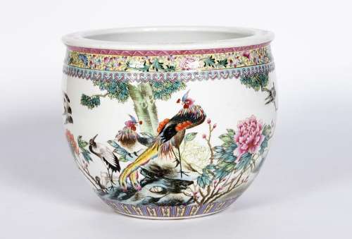 Chine, XXe siècle
Cache-pot en porcelaine à décor en ém