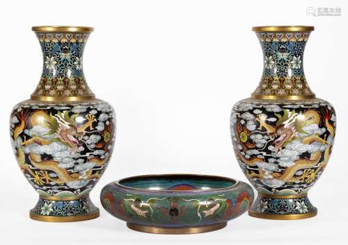 Chine, XXe siècle
Lot comprenant une paire de vases et