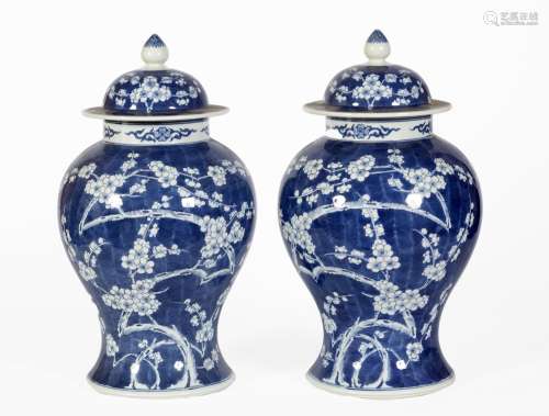 Chine, XXe siècle
Paire de potiches couvertes en porcel