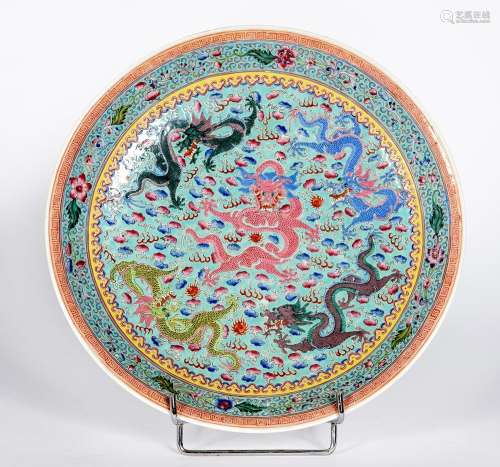 Chine, XXe siècle
Plat en porcelaine à décor en émaux d