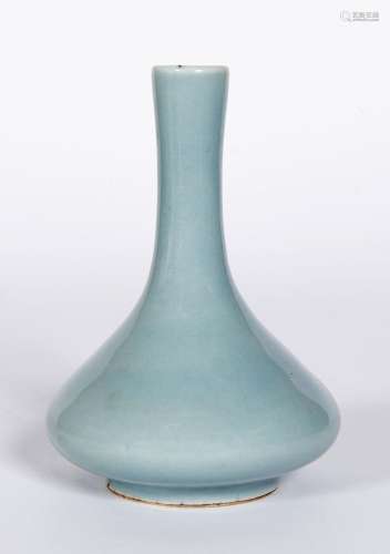 Chine, XXe siècle
Vase à long col en porcelaine monochr