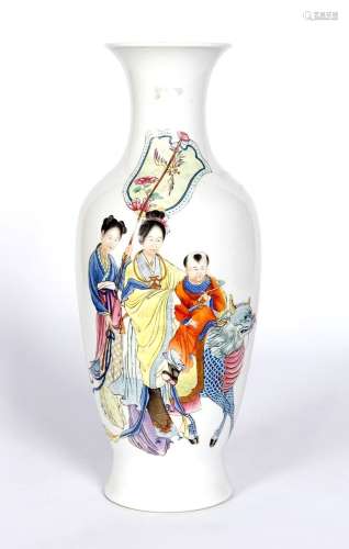 Chine, XXe siècle
Vase en porcelaine à décor en émaux d