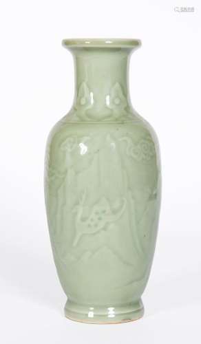 Chine, XXe siècle
Vase en porcelaine céladon à décor de