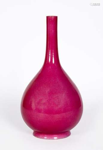 Chine, XXe siècle
Vase en porcelaine monochrome rose.
M