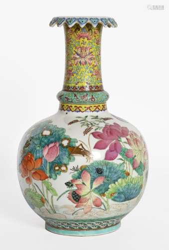 Chine, Epoque Tongzhi (1862-1874)
Vase en porcelaine à