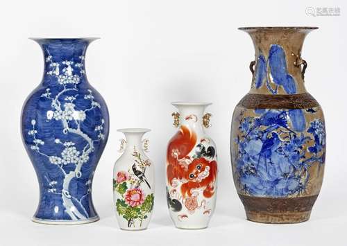 Chine, XIX-XXe siècle
Lot comprenant quatre vases en po