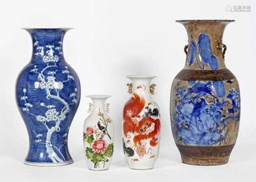Chine, XIX-XXe siècle
Lot comprenant quatre vases en po