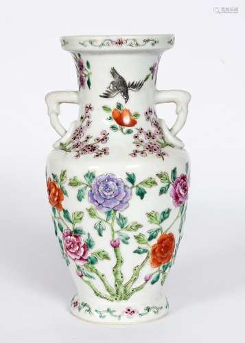 Chine, XIX-XXe siècle
Vase en porcelaine à décor floral